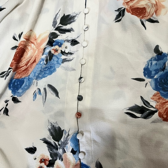 Floral Key Hole Top - Picture 5 of 5